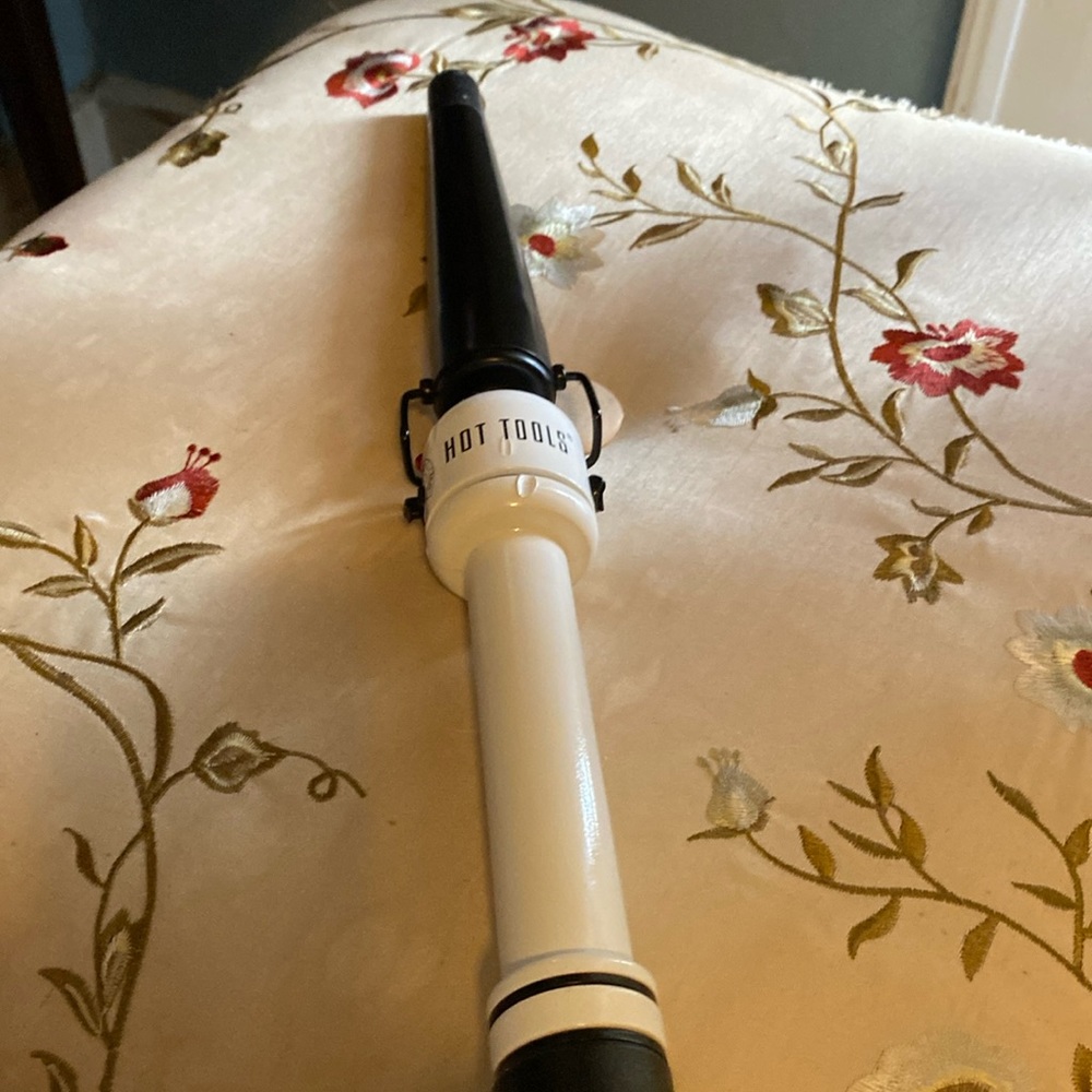 Hot tools clip less curling iron used once